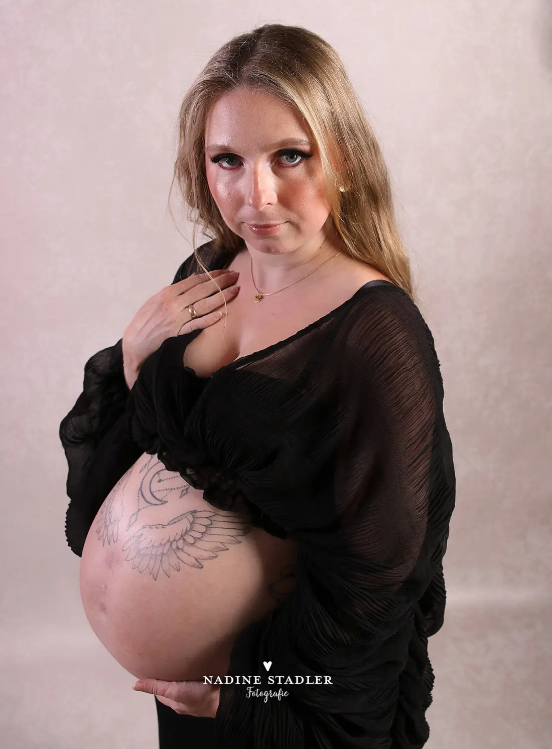 Fotografin Wuppertal, Fotograf Wuppertal, Fotostudio Wuppertal, Wuppertal, Babybauchfotoshooting Wuppertal, Babybauchfoto Wuppertal, Schwangerschaftsfoto Wuppertal, Schwangerschaft Wuppertal, Babybauch Wuppertal